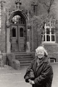 Schwester Johanna steht vor dem Kloster der Ursulinen